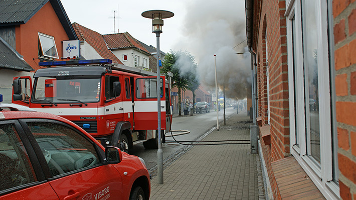 Voldsom brand i bygning på Vestergade 19 i Stoholm
